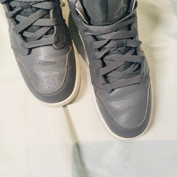 AIR JORDAN 1 RETRO MID GS 'COOL GREY WOLF GREY' - Picture 8 of 13